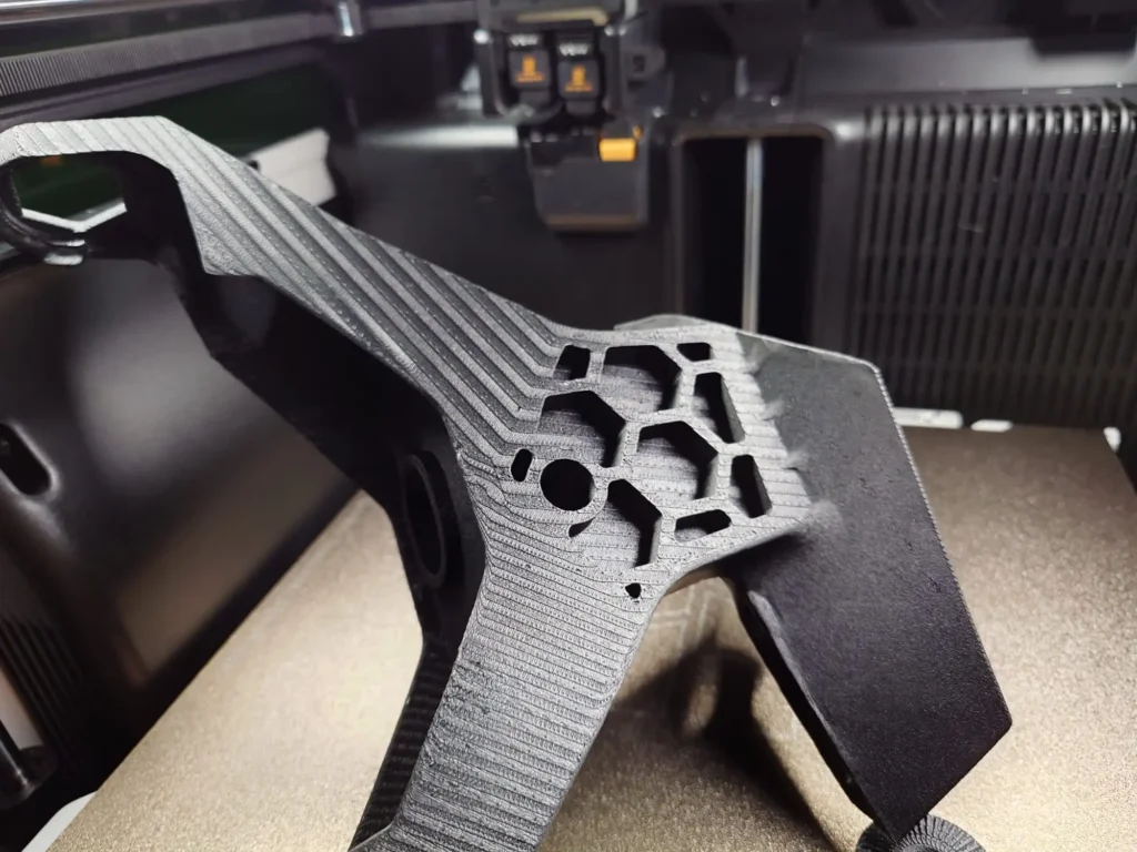 Ramiona montażowe nawigacji wykonane z materialu z włóknem węglowym.