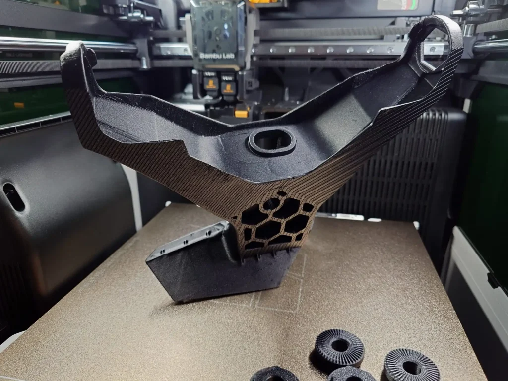 Ramiona montażowe nawigacji wykonane z materialu z włóknem węglowym.